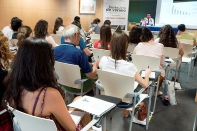 Un grupo de alumnos asiste a uno de los talleres del curso