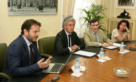 De izquierda a derecha, el director técnico de Relaciones Internacionales de la ONCE, Javier Güemes, presenta el acuerdo con José Mª Pacheco y Alberto Durán