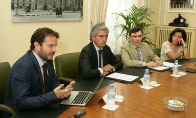 De izquierda a derecha, el director técnico de Relaciones Internacionales de la ONCE, Javier Güemes, presenta el acuerdo con José Mª Pacheco y Alberto Durán