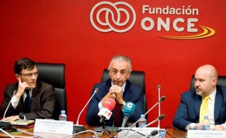 El secretario de Estado Miguel Ferre, flanqueado por Alberto Durán (a la izquierda) y Luis Cayo Pérez