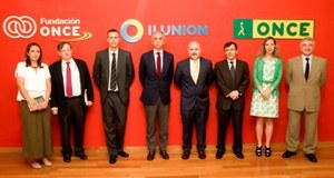 Ferre posa junto a los autores del informe y los representantes de ONCE, su Fundación y el CERMI