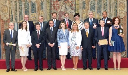Foto de familia de la reina con el ministro Alonso, los responsables del Real Patronato y los premiados