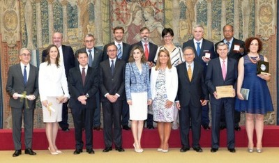Foto de familia de la reina con el ministro Alonso, los responsables del Real Patronato y los premiados