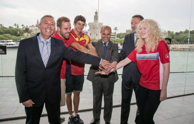 Foto de familia de los firmantes con los deportistas que apadrinaron el acto