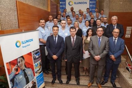 Foto de familia de los nuevos titulados en extinción de incendios y emergencias
