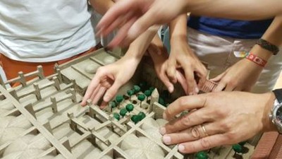 Conociendo al tacto la maqueta de un antiguo asentamiento romano