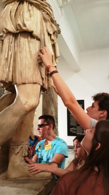 El grupo reconociendo ahora la zona de las piernas de la escultura