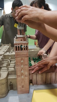 Reconocimiento táctil de la maqueta de una ciudadela con su torre