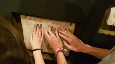 Tocando un bajo relieve antiguo romano