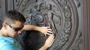 Un alumno más mayor reconociendo el mismo relieve de hierro