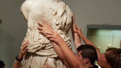 Un grupo de alumnos reconocen al tacto el busto de una estatua clásica