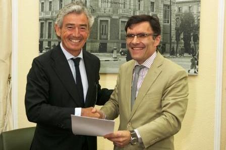 José Mª Pacheco y Alberto Durán sellan el acuerdo con un apretón de manos