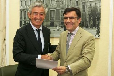 José Mª Pacheco y Alberto Durán sellan el acuerdo con un apretón de manos
