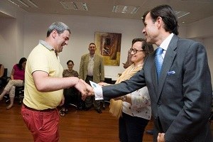 Julio Carlavilla y Sabina Lobato saludan a uno de los participantes en el curso