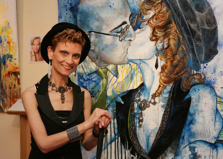 Kelly Arrontes posa junto a su obra 'El beso'