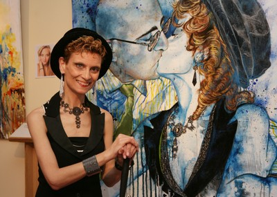 Kelly Arrontes posa junto a su obra 'El beso'