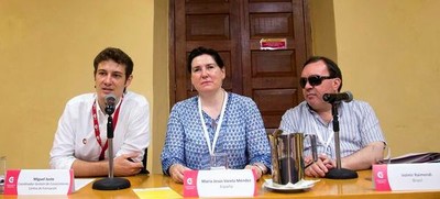 La directora general de FOAL, Mª Jesús Varela, en el centro preside una de las sesiones del encuentro