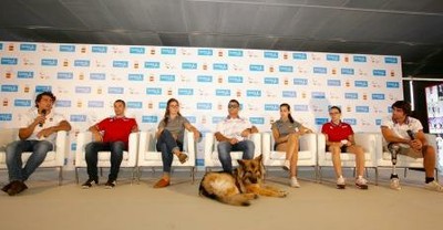 Los deportistas invitados conversan con el público y los periodistas desde el escenario de la presentación