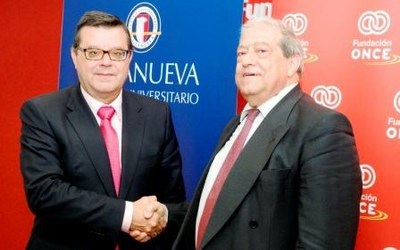 Martínez Donoso (a la izquierda) saluda al profesor Fernández del Moral
