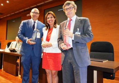 Rodríguez Vaquero (a la izquierda) recoge el premio FM&S