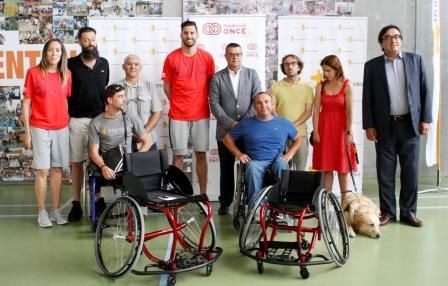 Rudy y Martínez Donoso (en el centro), con representantes de ambas fundaciones y de la ONCE balear, en el acto de entrega