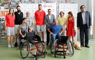 Rudy y Martínez Donoso (en el centro), con representantes de ambas fundaciones y de la ONCE balear, en el acto de entrega