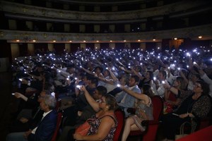Uno de los momentos más curiosos de la gala, en el que se invita al público a encender unas pequeñas linternas