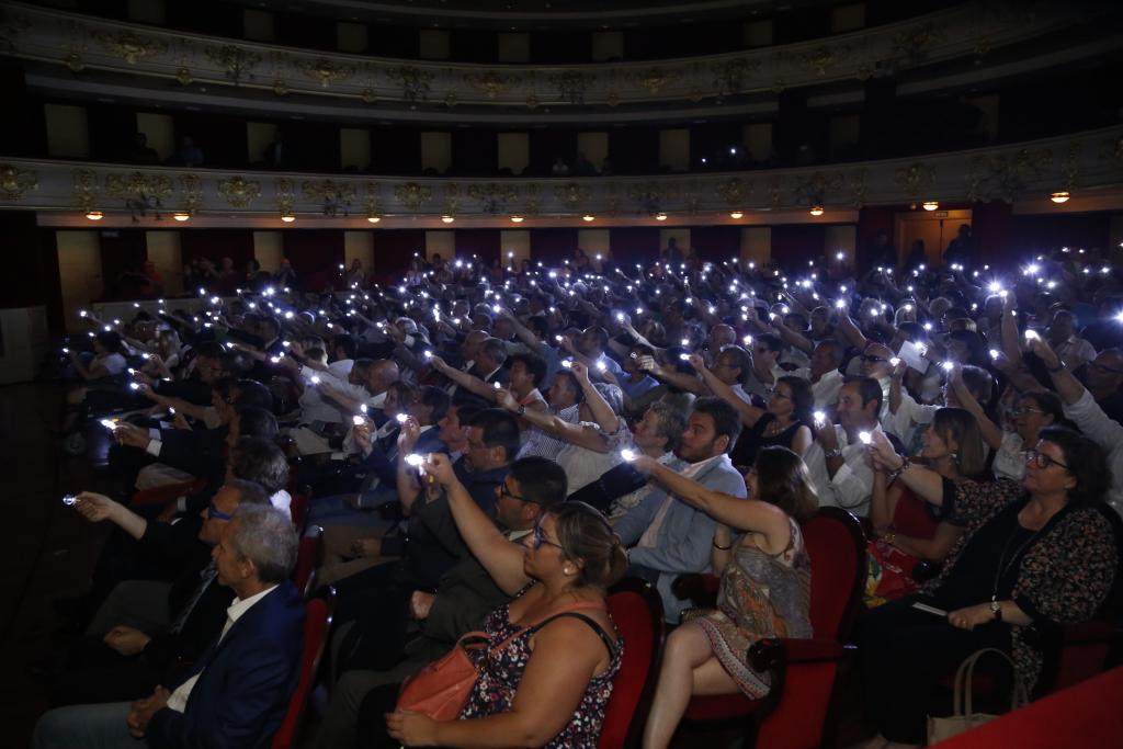 Uno de los momentos más curiosos de la gala, en el que se invita al público a encender unas pequeñas linternas