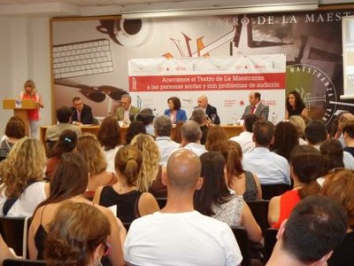 Acto de presentación del bucle magnético en el Teatro Maestranza