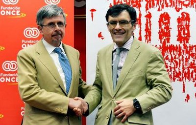 Alberto Durán (a la izquierda) saluda a Luis Fernando Crespo, tras sellar el acuerdo