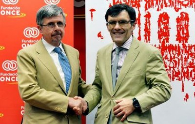 Alberto Durán (a la izquierda) saluda a Luis Fernando Crespo, tras sellar el acuerdo
