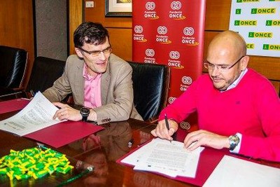 Alberto Durán (a la izquierda) y Anxo Queiruga firmando el convenio