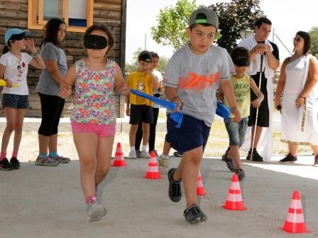 Dos pequeños (la niña con sus ojos tapados con un antifaz) realizan una 'carrera a ciegas'
