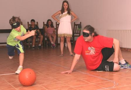 Práctica de goalball en las instalaciones del campamento
