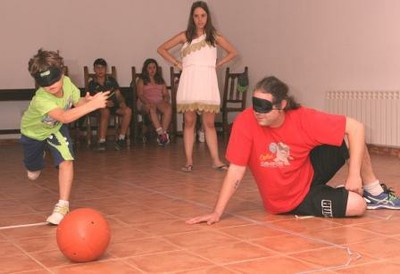 Práctica de goalball en las instalaciones del campamento