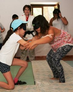 Practicando judo a ciegas sobre las colchonetas