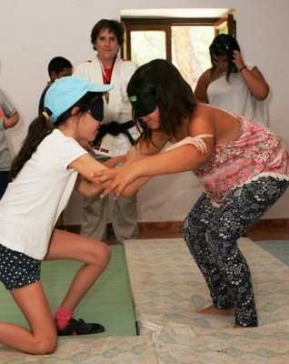 Practicando judo a ciegas sobre las colchonetas