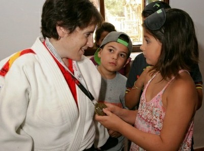 Sara de Piniés, con un grupo de participantes en el campamento