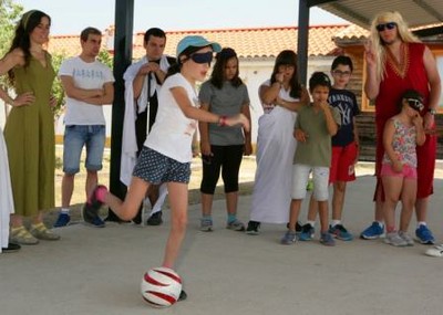 Una niña practicando fútbol a ciegas