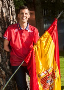 El abanderado, José Manuel Ruiz, posa con la bandera que portará en Río