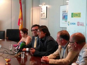 El  conseller Iago Negueruela (en el centro), junto a otras autoridades y los responsables de la ONCE balear