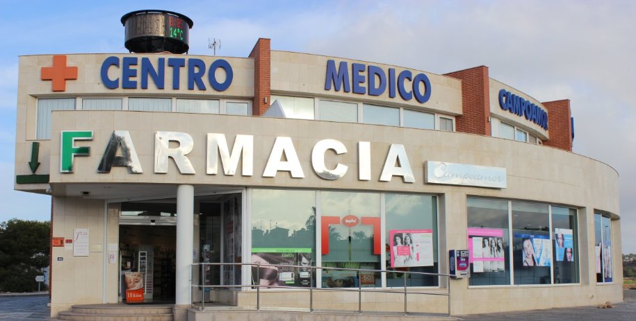 Fachada de la farmacia Campoamor