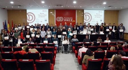 Foto de familia de los becarios de la anterior edición