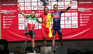 Méndez, en el podio, con su medalla de oro