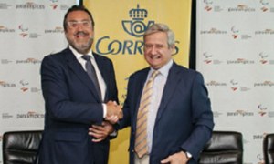 Miguel Caraballeda (a la izquierda) y Javier Cuesta, tras suscribir el acuerdo