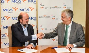 Miguel Sagarra estrecha la mano de Juan Ignacio Querol