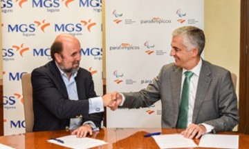Miguel Sagarra estrecha la mano de Juan Ignacio Querol