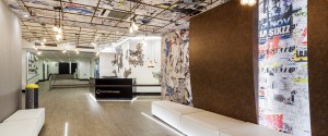 Moderno hall principal en el ILUNION Bilbao