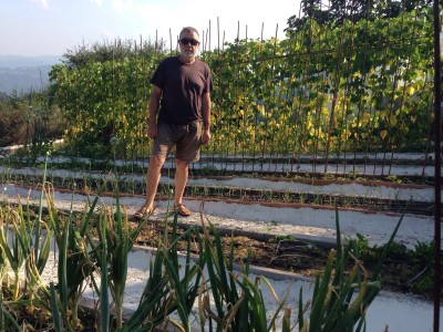 Pepe García Castañón en su huerta adaptada por él mismo desde que perdió la vista
