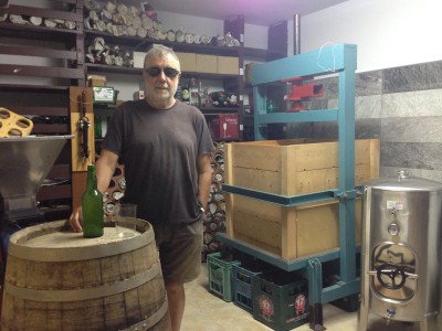 Pepe García Castañón posa en su llagar donde elabora sidra casera